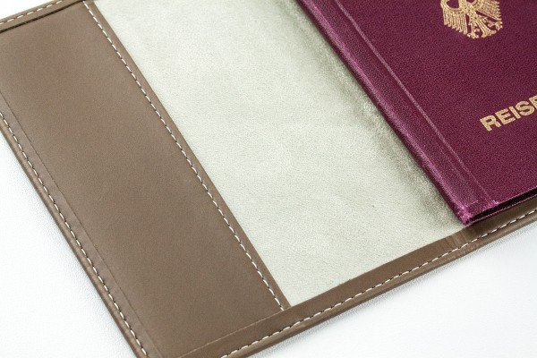 Reisepass / Impfausweis Etui mit RFID Schutz in Lederimitat ECO APPLE LEATHER braun