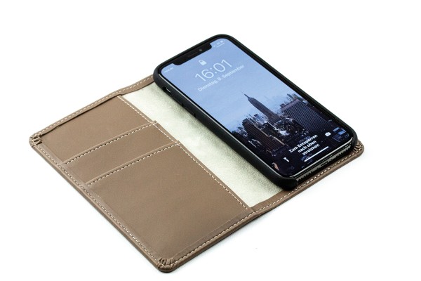 iPhone Case  mit integrierter schwarzer Kunststoffschale in Lederimitat ECO APPLE LEATHER braun