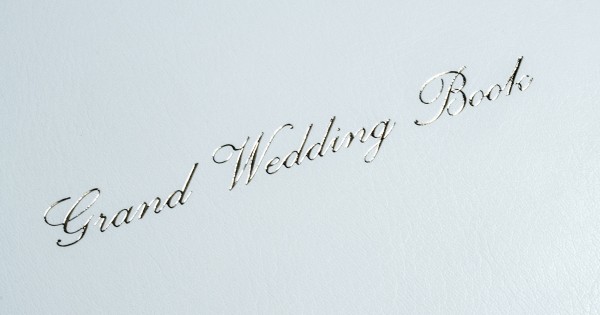 Hochzeits Gästebuch 20 x 24 cm aus veganem Lederimitat NOVAPELL weiß - mit hochwertiger Goldfolienprägung GRAND WEDDING BOOK