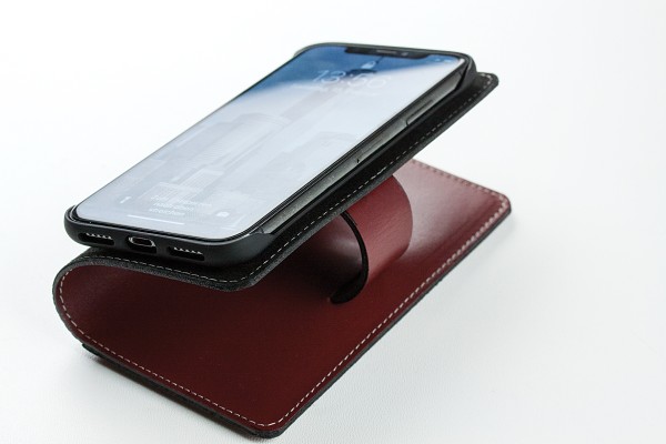 iPhone Case aus Leder mit integrierter schwarzer Kunststoffschale CAMBRIDGE Top Grain Leder rot