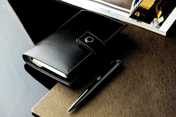 Pocket Design Diary Mini für das Jahr 2025, Cambridge Top Grain Leder, schwarz