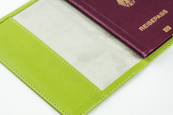 Reisepass / Impfausweis Etui mit RFID Schutz in Lederimitat ECO APPLE LEATHER grün