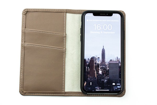 iPhone Case  mit integrierter schwarzer Kunststoffschale in Lederimitat ECO APPLE LEATHER braun